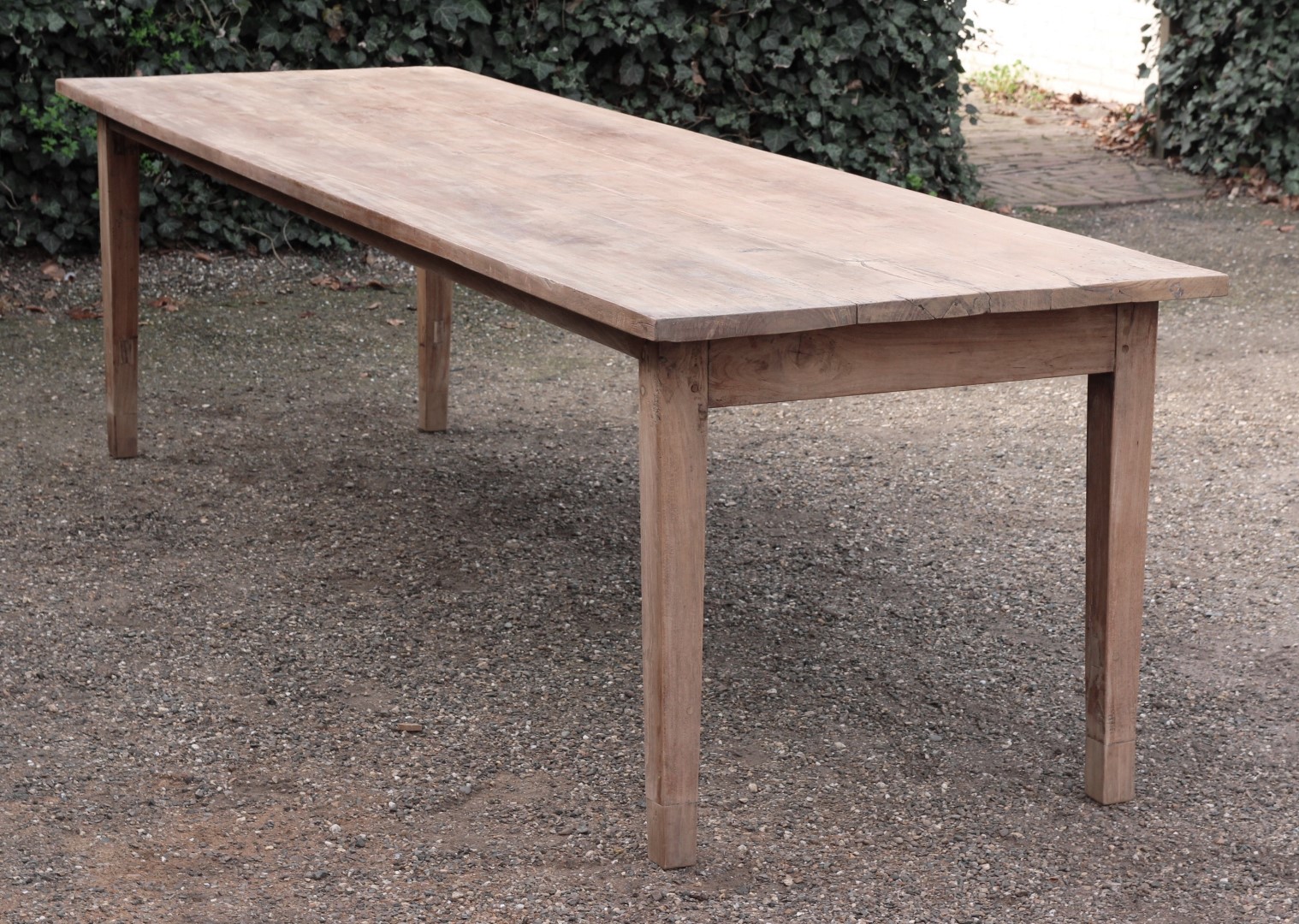 antiker-langer-tisch